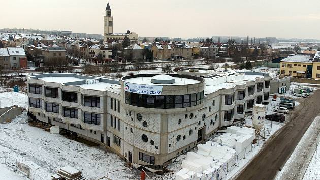 Denik.cz: Nový areál Waldorfské školy v Olomouci chce letos otevřít. Takto vypadá stavba